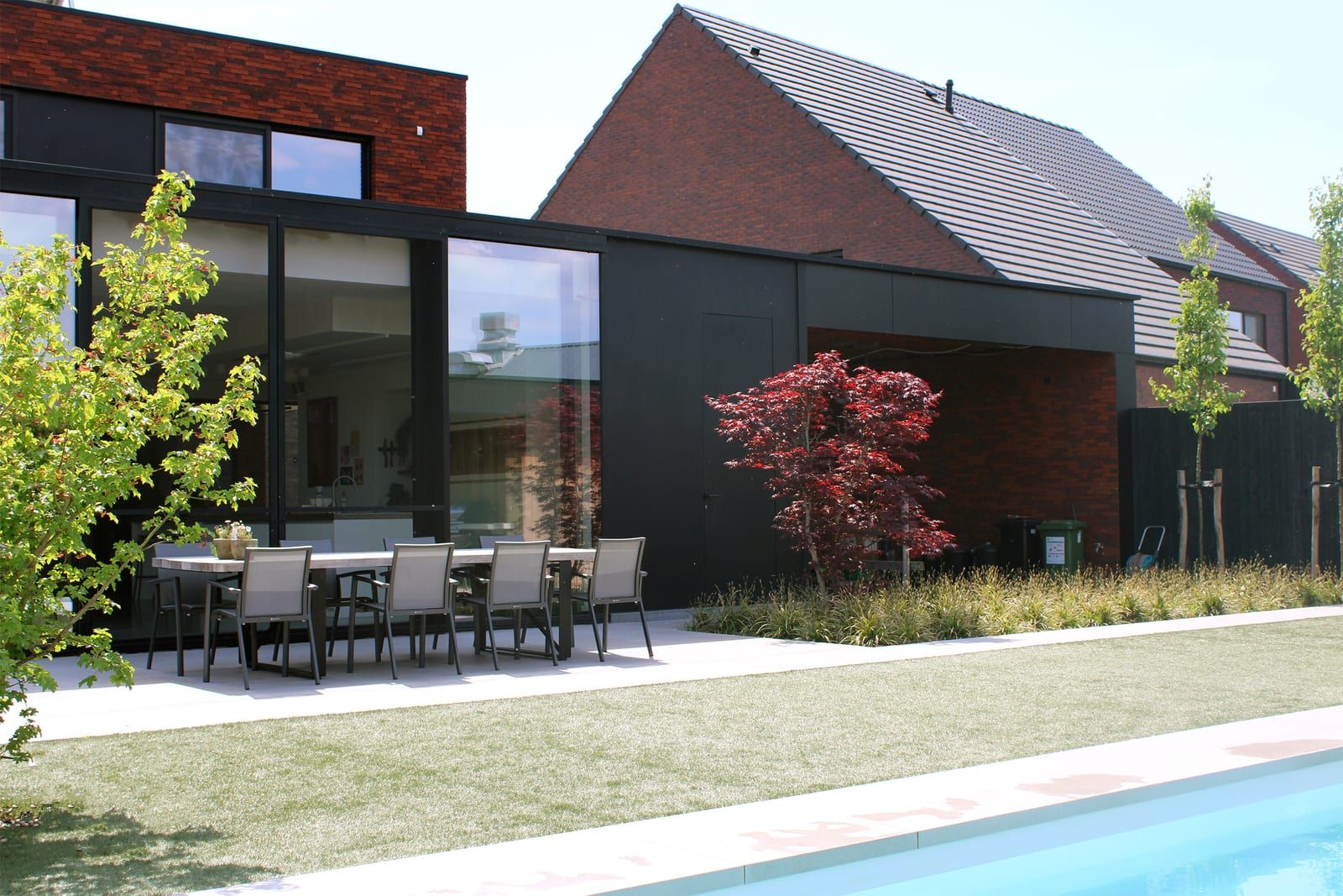 Moderne tuin met zwembad