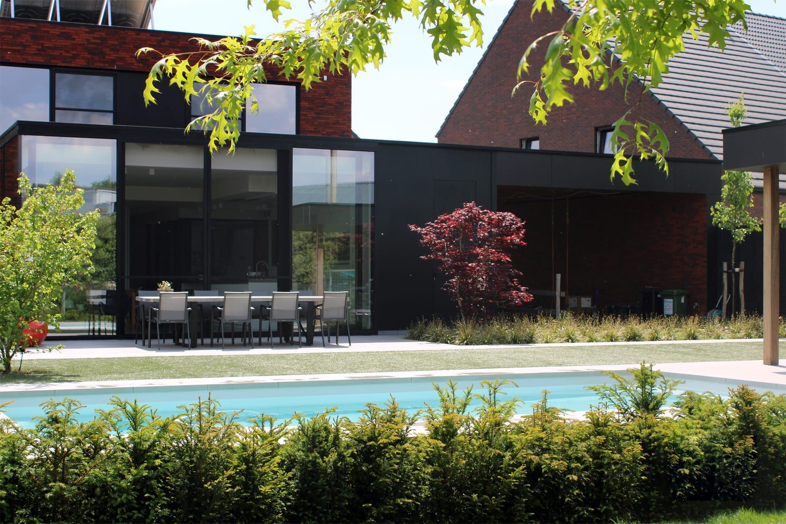 Moderne tuin met zwembad