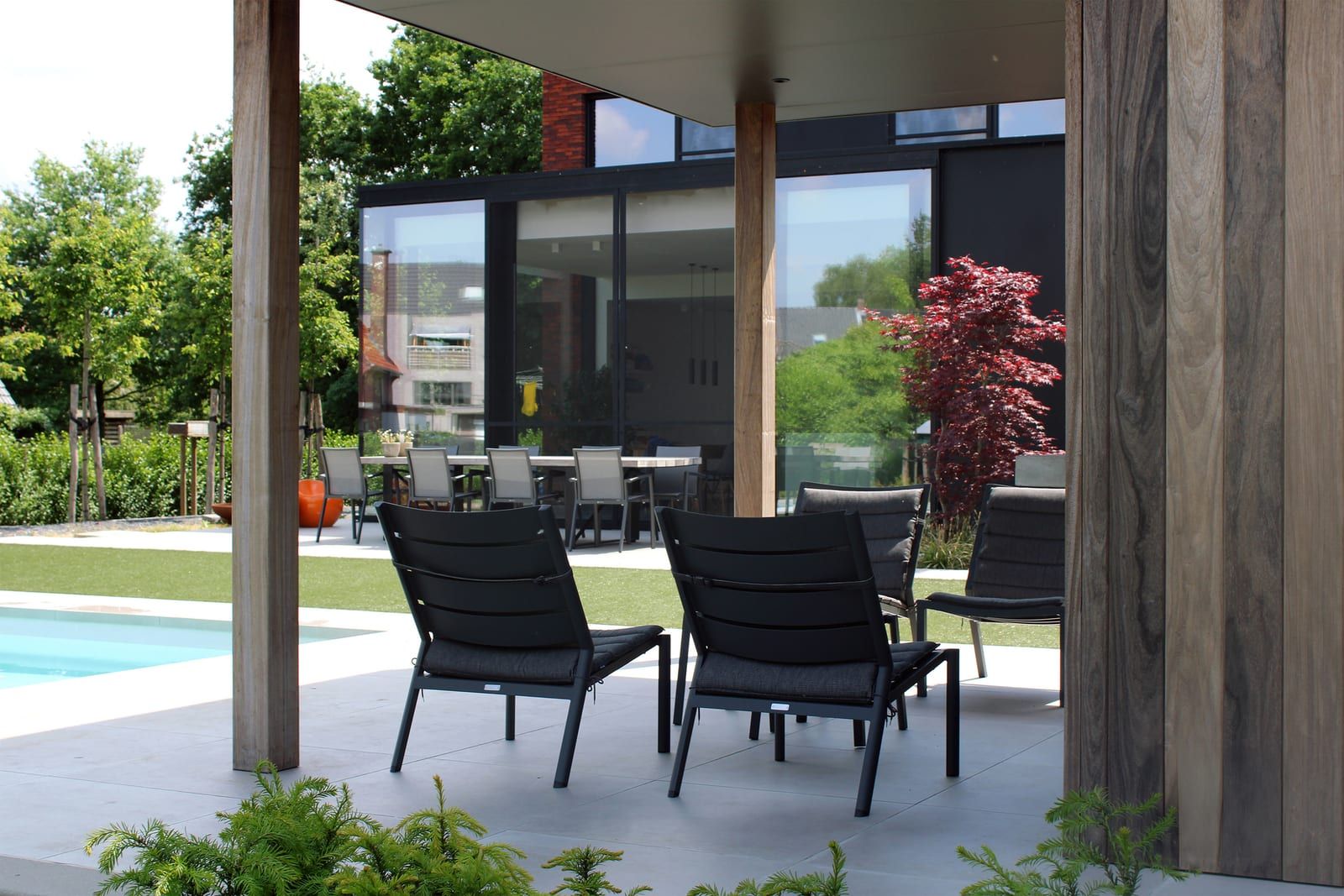 Moderne tuin met zwembad 2